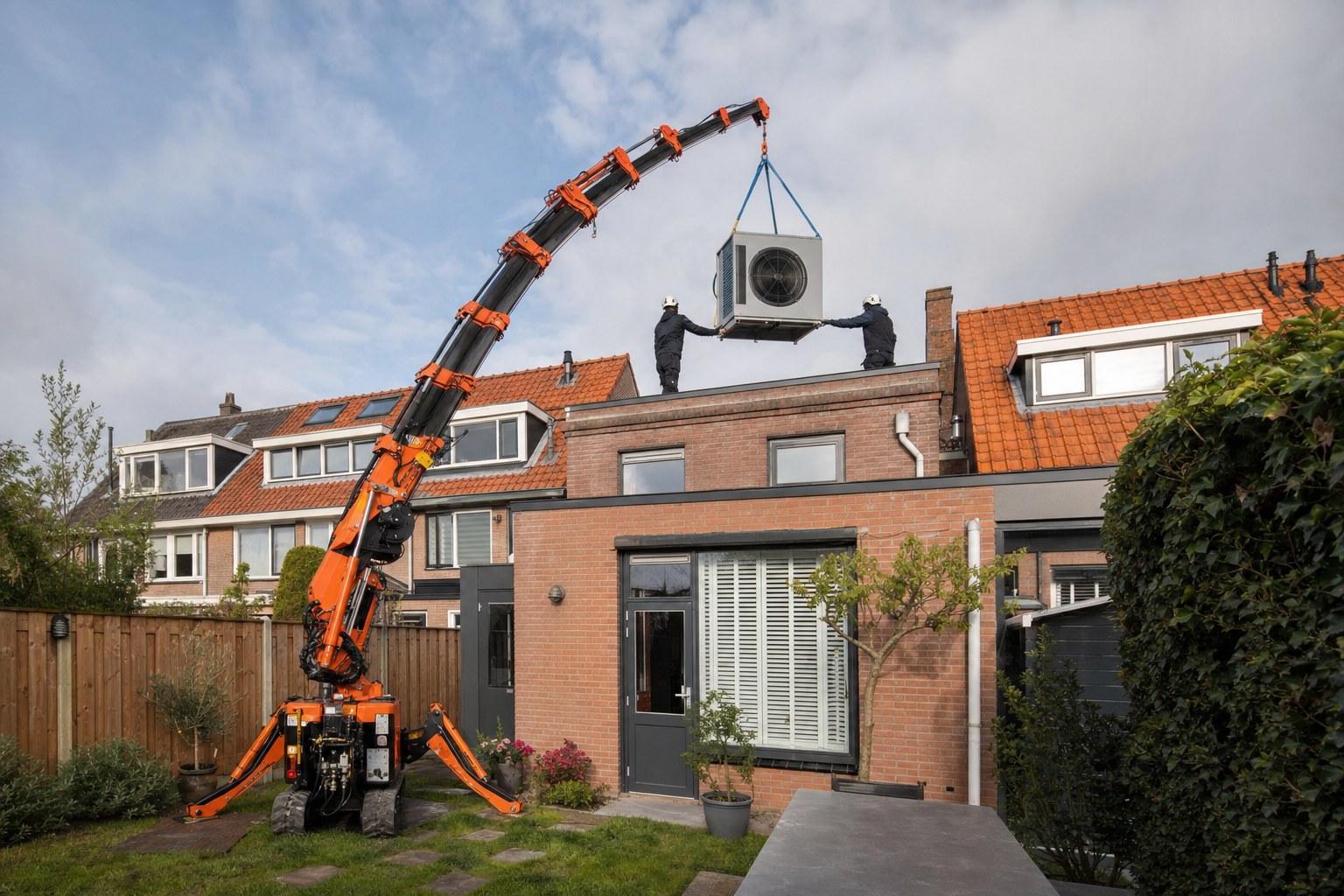 Warmtepomp buitenunit op dak geplaatst